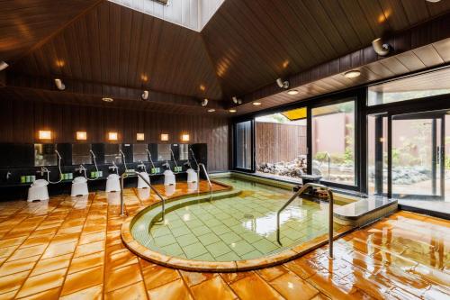 - une salle de sport avec une piscine au milieu d'une chambre dans l'établissement KAMENOI HOTEL Nara, à Nara