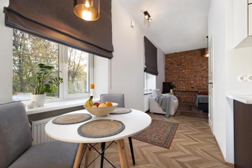 cocina y sala de estar con mesa y sillas en Peetri Apartments, en Tartu