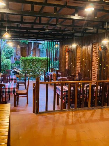 Dong Xuan Hong Hotelにあるレストランまたは飲食店
