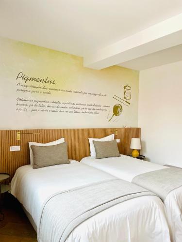 Giường trong phòng chung tại Castelo Hotel