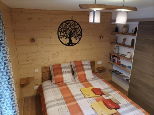 um quarto com uma cama num chalé de madeira em Gîte Massatho tout confort avec jardin em Fay-en-Montagne