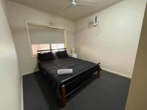 Säng eller sängar i ett rum på Four bedroom House on Masters South Hedland