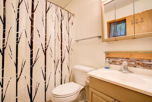 uma casa de banho com um WC e um lavatório em Blue Crab em Surf City