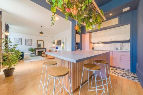 une cuisine avec un grand îlot et des tabourets dans l'établissement Standing et confort, emplacement idéal centre ville, vue magnifique -Clim mobile, à Chambéry