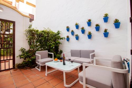 Stylish 2-Bed Duplex Townhouse, Full Kitchen, Access to Three Pools, Minutes from Puerto Banus, by "La Buena Vida Holiday Homes"