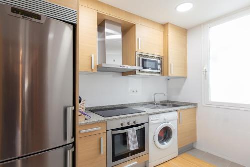 uma cozinha com um frigorífico de aço inoxidável e uma máquina de lavar louça em Mirador del Teatro Romano em Zaragoza