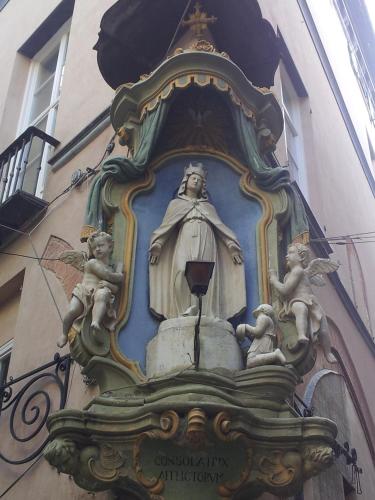 a statue of a god on the side of a building at Appartamento Piazzetta La Maddalena in Savona