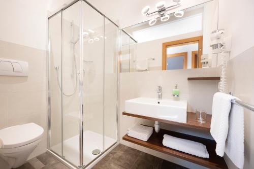 フィエー・アッロ・シーリアルにあるAppartements Panoramaのシャワー、洗面台、トイレ付きのバスルーム