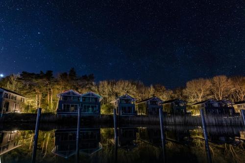a row of houses at night with a starry sky at Im-Jaich Naturoase Gustow in Gustow