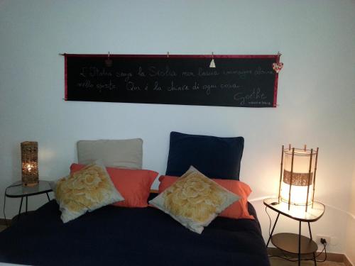 シラクーサにあるCasa Mastraruaのベッドルーム1室(壁にチョークボードのベッド1台付)