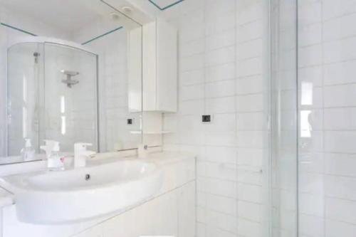 bagno bianco con lavandino e doccia di Bright apartment - Cannes, la Croisette a Cannes