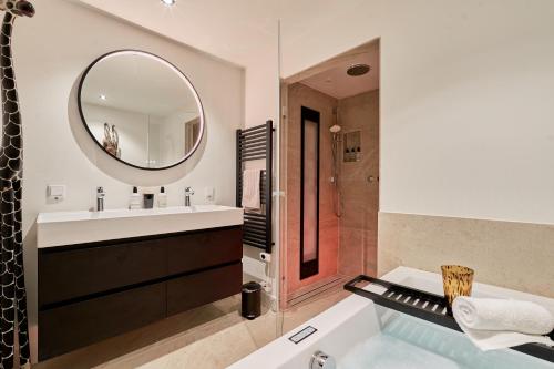 een badkamer met een wastafel en een spiegel bij Nomad Water Lodge in Harderwijk