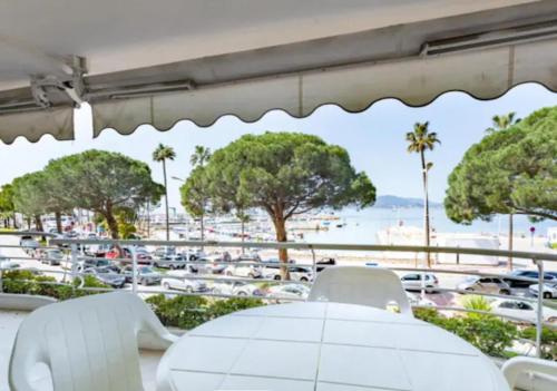 d'une table avec des chaises et d'une vue sur le parking. dans l'établissement Bright apartment - Cannes, la Croisette, à Cannes