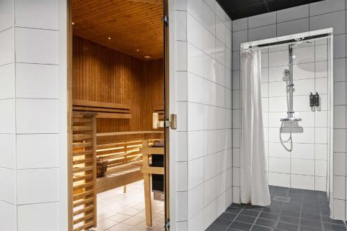 La salle de bains est pourvue d'une douche et d'un lavabo. dans l'établissement Best Western Gustaf Wasa Hotel, à Borlänge
