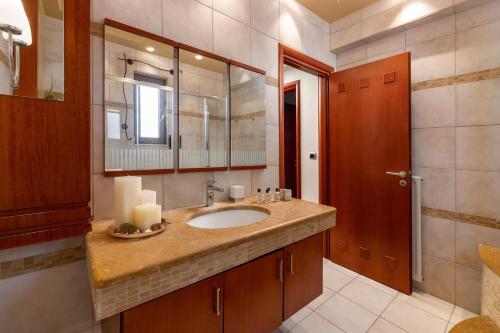 根納迪的住宿－Casa di Vasia，一间带水槽和镜子的浴室