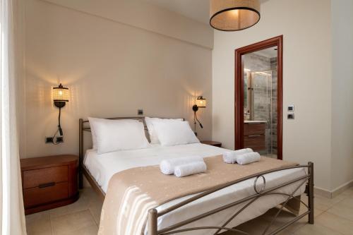 um quarto com uma cama com duas toalhas em Casa di Vasia em Gennadi