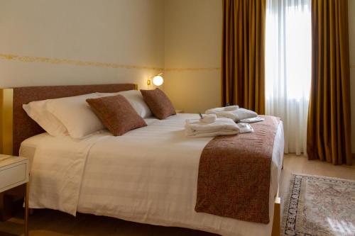 Letto o letti in una camera di PALAZZO ESSENZA