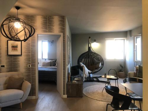 - un salon avec une chambre dotée d'un lit dans l'établissement Casa Alexa, à Rovinj