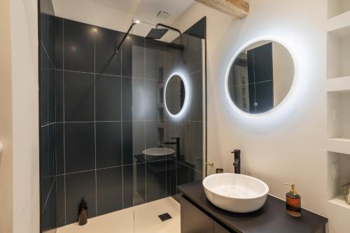une salle de bain avec un lavabo et un miroir dans l'établissement La Baronne- Chaleureux T2, à Nantes