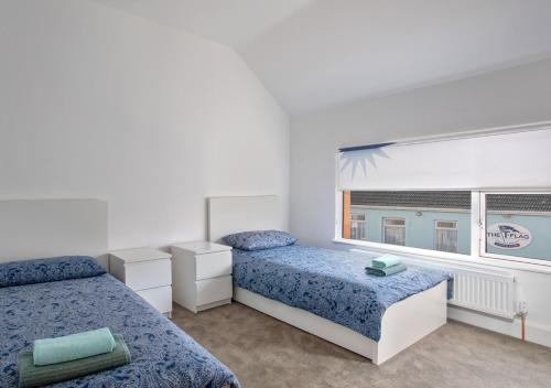 - une chambre avec 2 lits et une fenêtre dans l'établissement urchin Loft, à Ardmore