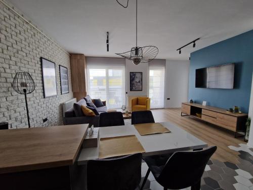 a living room with a table and a couch at City Apartment Anton Pann in Cluj-Napoca