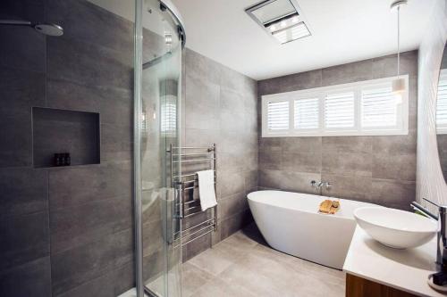 un bagno con vasca, lavandino e doccia di Bush and Beach Family Retreat ad Adventure Bay