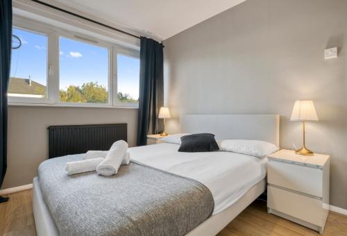 Letto o letti in una camera di Kings Cross apartment 4 BR