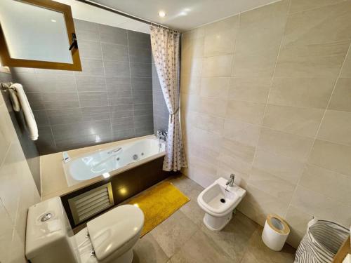 een badkamer met een toilet, een bad en een wastafel bij Remarkable 1-Bed Apartment & Sea Views - Sleeps 2 in Finestrat