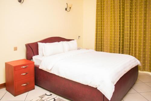 Postel nebo postele na pokoji v ubytování seven skies hotel