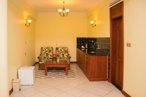 Kuchyň nebo kuchyňský kout v ubytování seven skies hotel