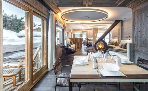 Een restaurant of ander eetgelegenheid bij Rare blend of mountain charm and high performance with all modern amenities