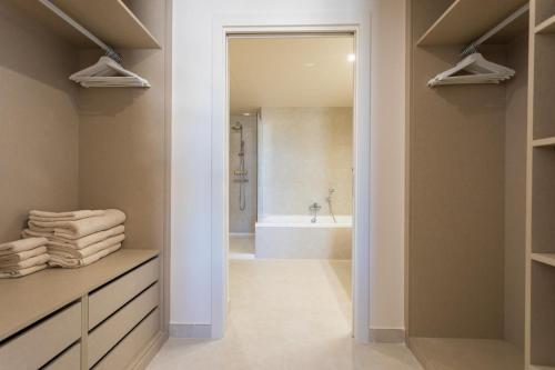 bagno con cabina doccia e vasca di Luxury apartment Vida Feliz with sea view 5 min walk to the beach in Jardinana Lotus La Cala de Mijas, Malaga a Mijas Costa