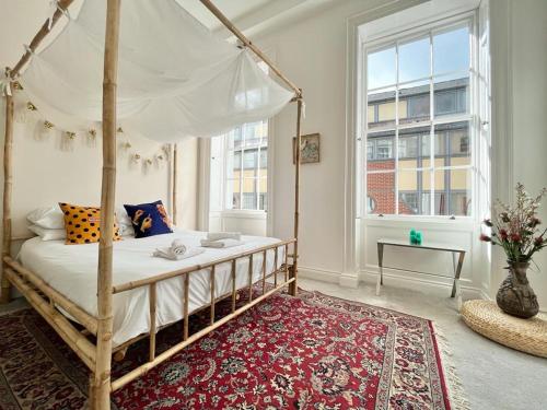 Tempat tidur dalam kamar di Unique & Luxurious 2 Bedroom City Centre Apartment