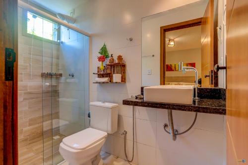 a bathroom with a toilet and a sink and a shower at Pousada Céu & Mar de Taipu in Barra Grande