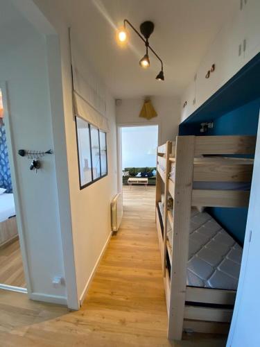 Cette chambre dispose de lits superposés et d'un couloir. dans l'établissement Les Pins Penchés, à Villers-sur-Mer