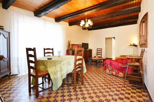 une salle à manger avec une table et des chaises dans une pièce dans l'établissement Les Fleurs de Marie, à La Cresse