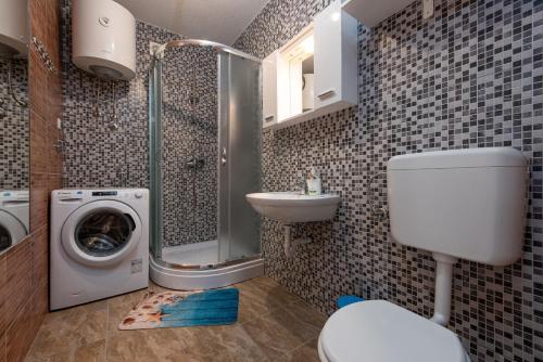 Un baño con lavadora y lavadora. en Villa Fenix ZadarVillas, en Donje Biljane
