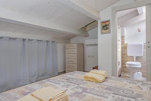 オルビアにあるVilletta a Mareのベッドルーム(ベッド1台、トイレ付)