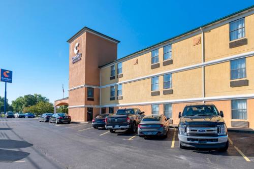 duży budynek z samochodami zaparkowanymi na parkingu w obiekcie Comfort Inn & Suites Cincinnati Eastgate w mieście Eastgate