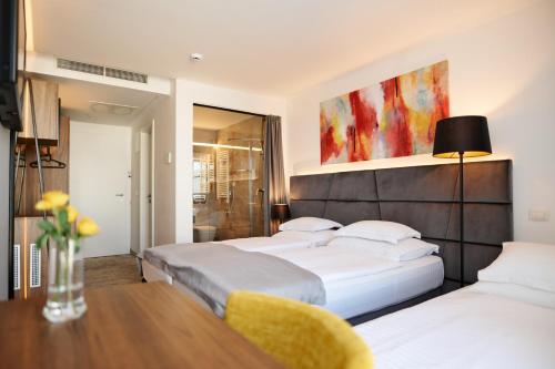 Giường trong phòng chung tại Hotel Paris