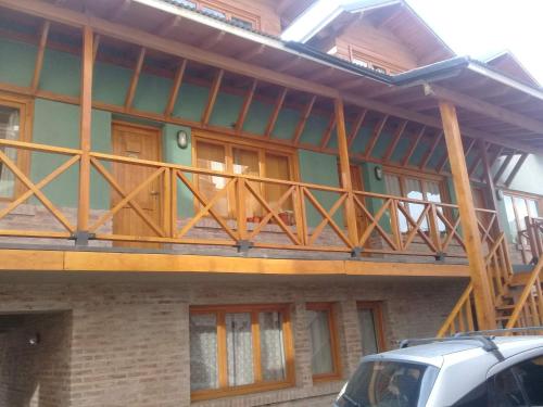 una casa con balcón en la parte superior en Deptos PEHUEN -San Martín de los Andes- Centro - en San Martín de los Andes