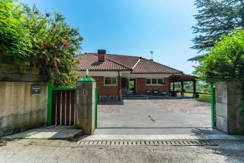 una casa con una puerta verde delante de ella en Villa Urbasa, en San Sebastián