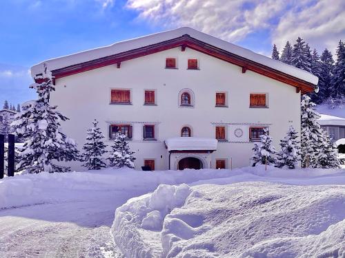 Laax Cozy Apartment Ski Bus in front of the Door v zimě