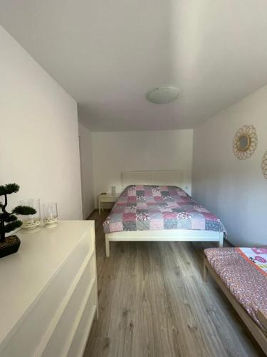 um quarto com uma cama e uma cómoda em Apartament NAD CZEREŚNIĄ em Brodnica