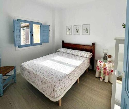 a bedroom with a bed and a window at Casa rural La Casona de Monterrey in Venturada