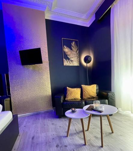 a living room with a couch and a table at Le Vénitien in Liège
