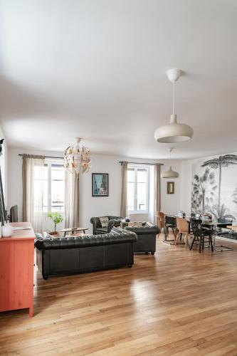 a living room with a couch and a table at Grande Maison Vichy - Maison ou Appartements en Centre ville in Vichy