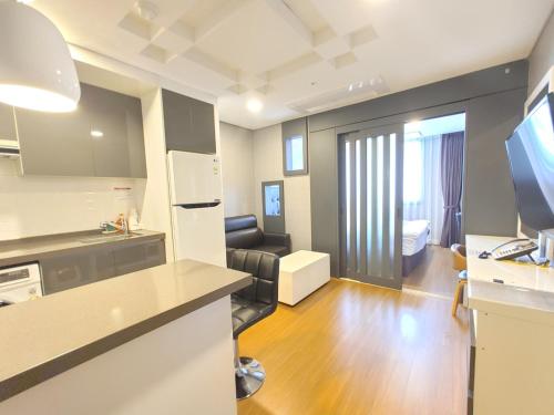 a room with a kitchen and a living room at Hotel STAYON in Geoje 
