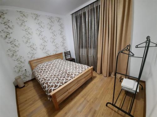 sypialnia z łóżkiem w pokoju z oknem w obiekcie Kesi’s House w Bordżomi