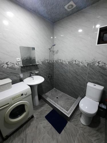 y baño con ducha, aseo y lavamanos. en Kesi’s House en Borjomi